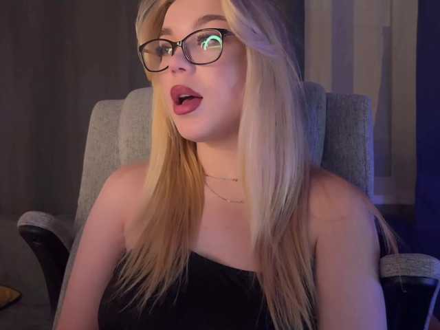 maksisisia's BongaCams show and profile