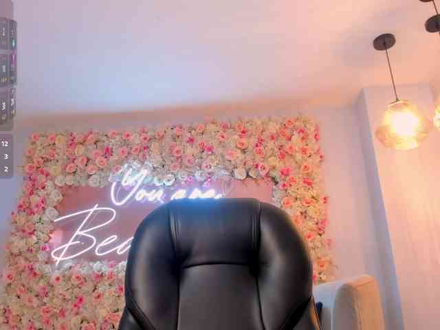 MayaMoretti webcam