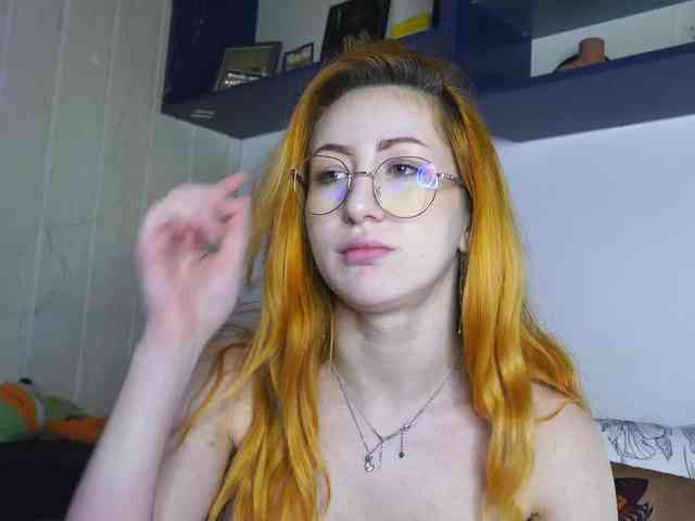 Daddyslittleslutfox webcam