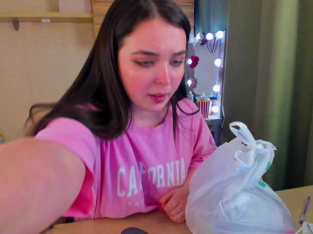 Alicenextdoor live cam