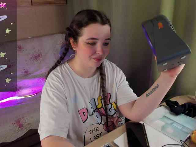 Alicenextdoor Live Webcam on BongaCams