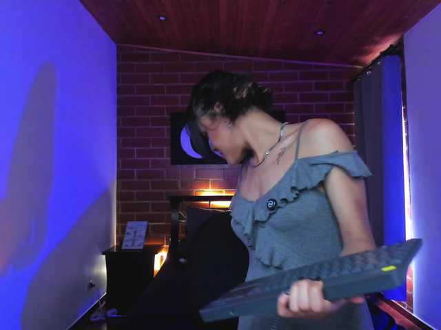 CurlyScarlett13 webcam