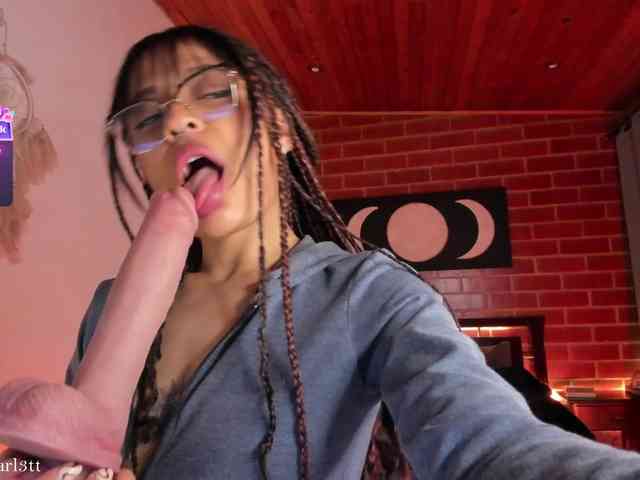 CurlyScarlett13 webcam