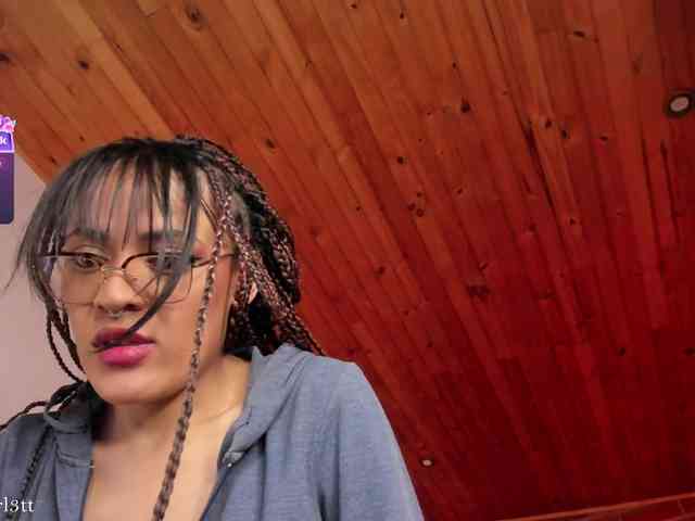 CurlyScarlett13 webcam