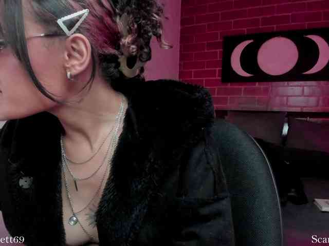 CurlyScarlett13 webcam