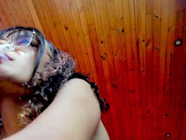 CurlyScarlett13 webcam