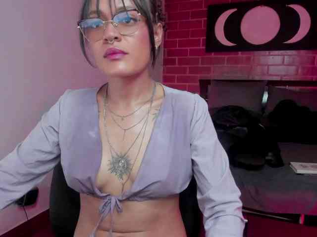 CurlyScarlett13 webcam