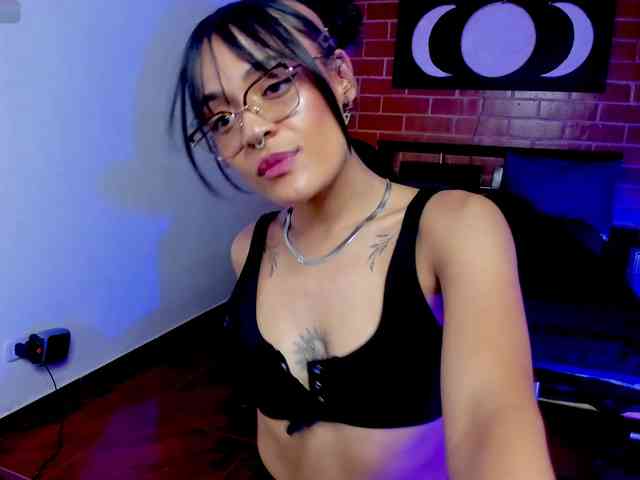 CurlyScarlett13 webcam