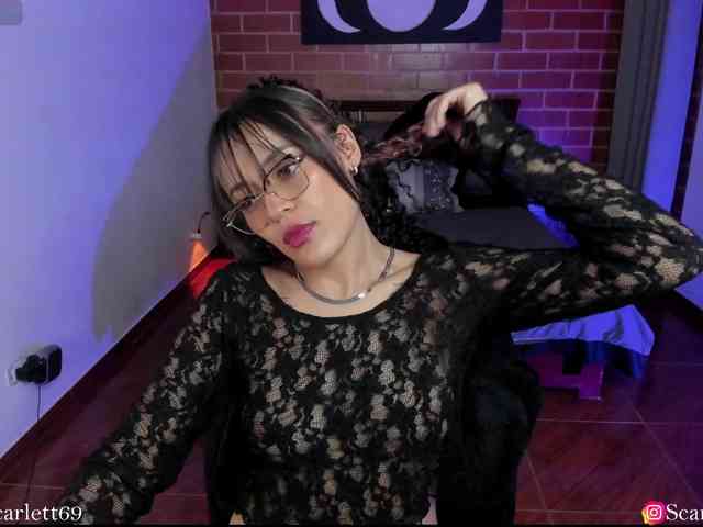CurlyScarlett13 webcam