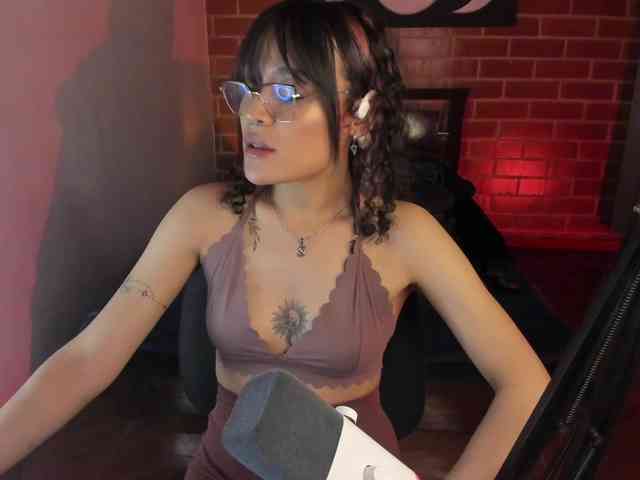 CurlyScarlett13 webcam