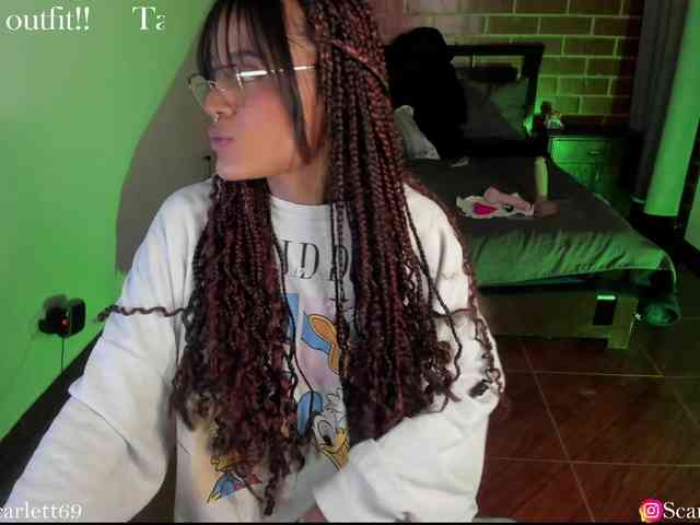 CurlyScarlett13 webcam