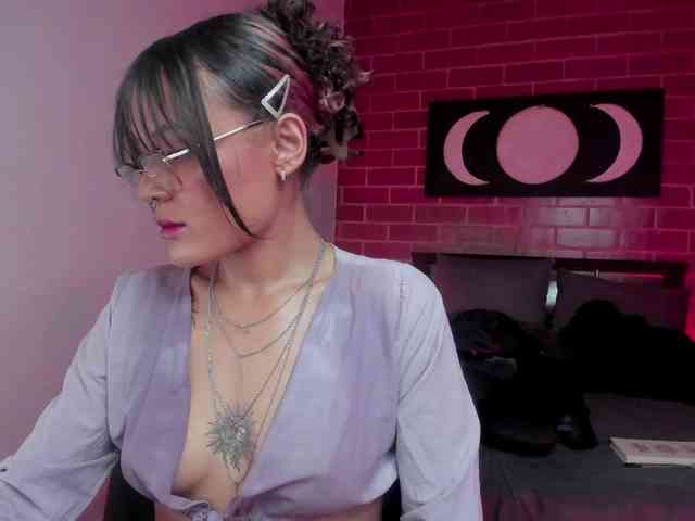 CurlyScarlett13 webcam