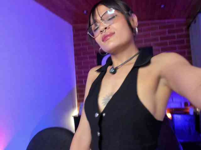 CurlyScarlett13 webcam