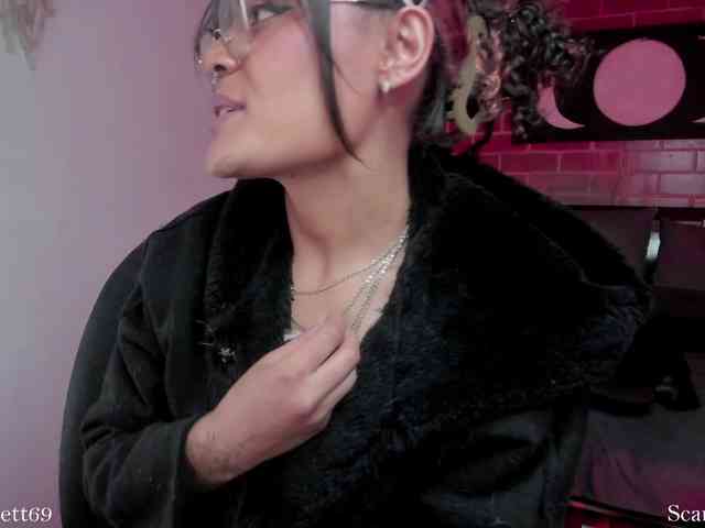 CurlyScarlett13 webcam