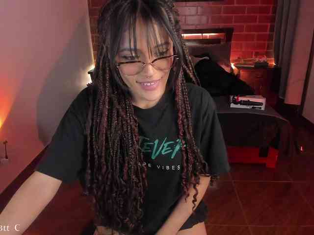 CurlyScarlett13 webcam
