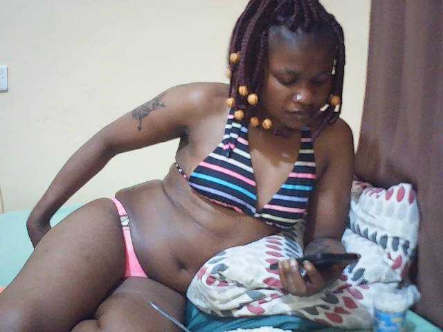 le modèle queenivy est en webcam porno dans un show sur le site bongacams, il possède les tags suivants: Ebony,Redhead,Hairy