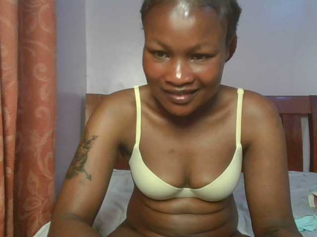 queenivy webcam bongacams model stream image