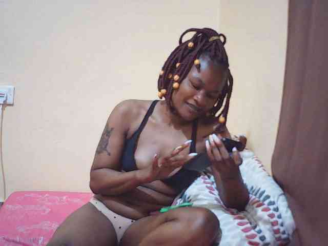 queenivy Live Webcam on BongaCams