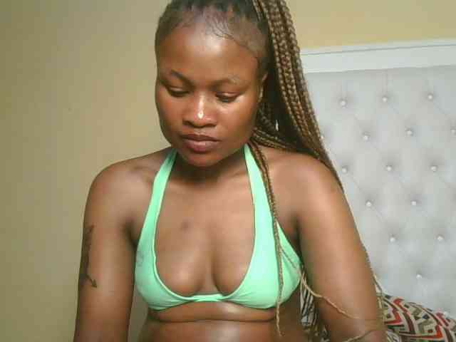 queenivy Live Webcam on BongaCams