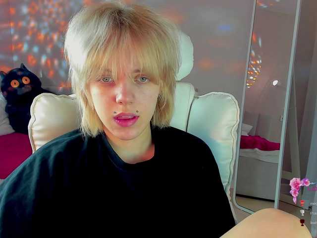 ReneYolker's BongaCams show and profile