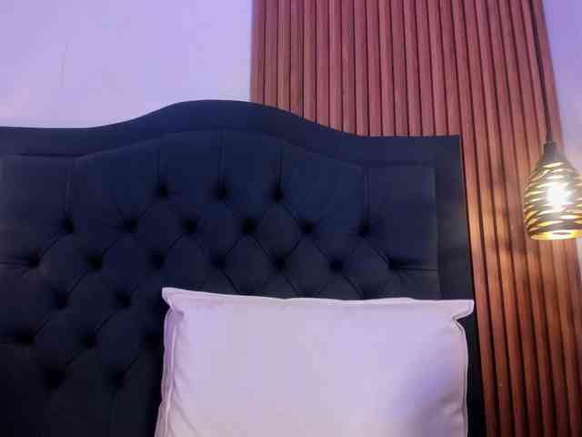 Sara-Stone Live Webcam on BongaCams