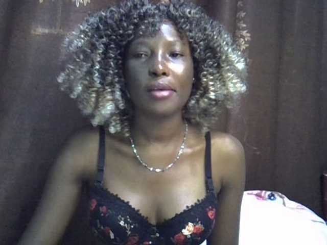 Cute-emmy webcam bongacams model stream image