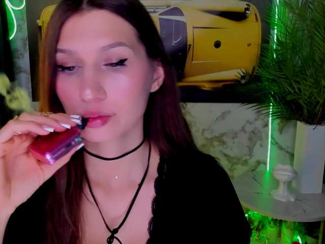 Mollyinyourmind's BongaCams show and profile