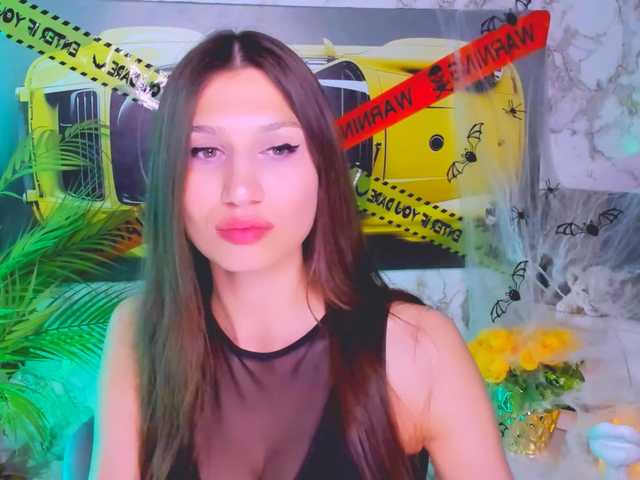 Explore the steaming hot slut Mollyinyourmind as she's rubbing her build Mollyinyourmind from BongaCams