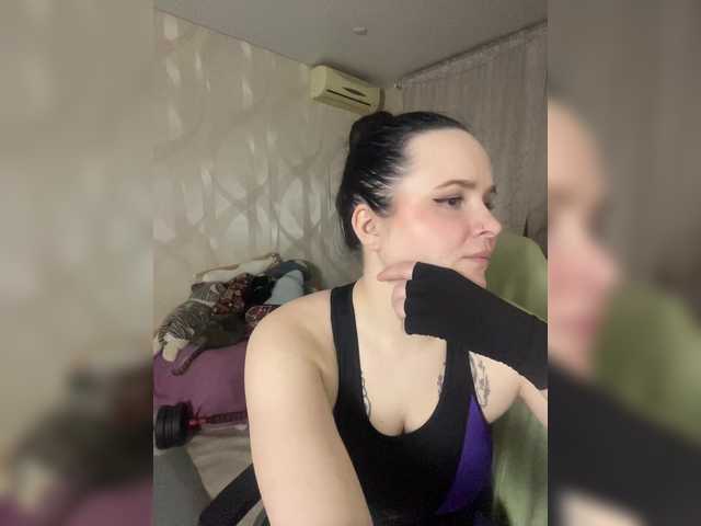 Lizzi-Peach's BongaCams show and profile