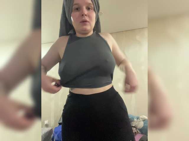 Lizzi-Peach's BongaCams show and profile