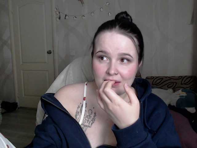 Lizzi-Peach's BongaCams show and profile