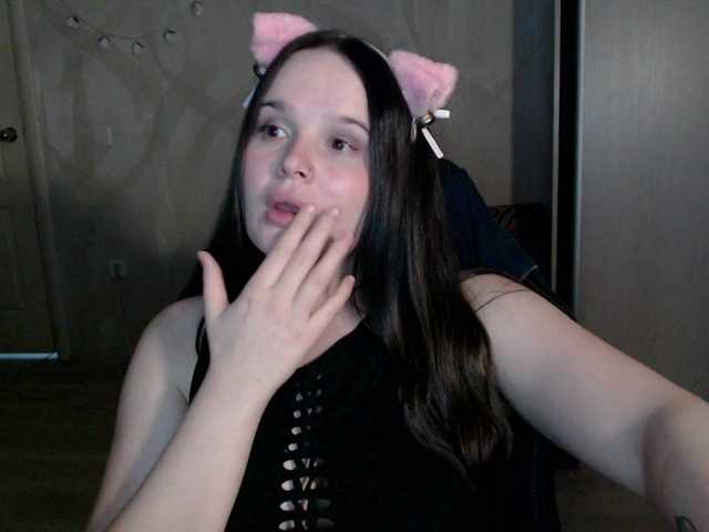 Lizzi-Peach's BongaCams show and profile