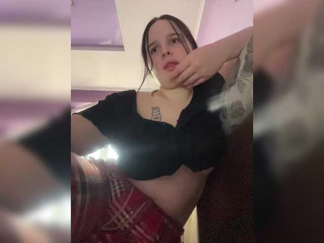 Lizzi-Peach's BongaCams show and profile