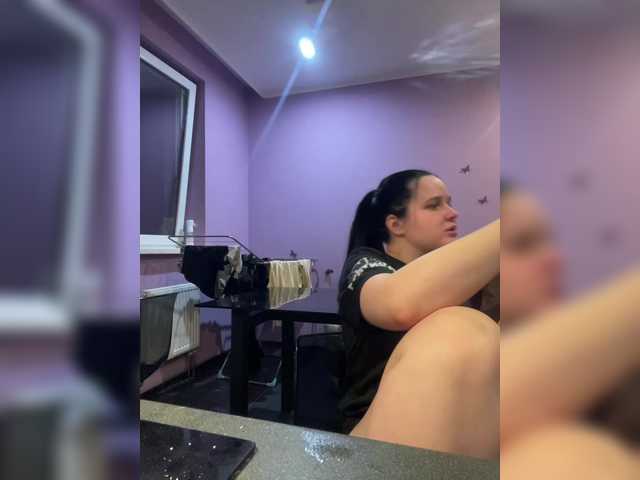 Lizzi-Peach's BongaCams show and profile