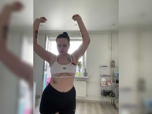 Lizzi-Peach's BongaCams show and profile