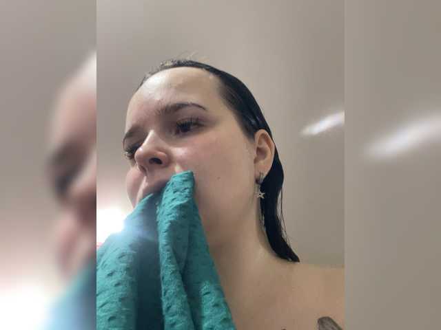 Lizzi-Peach's BongaCams show and profile