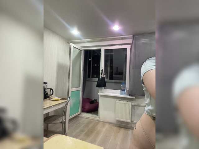 Lizzi-Peach's BongaCams show and profile