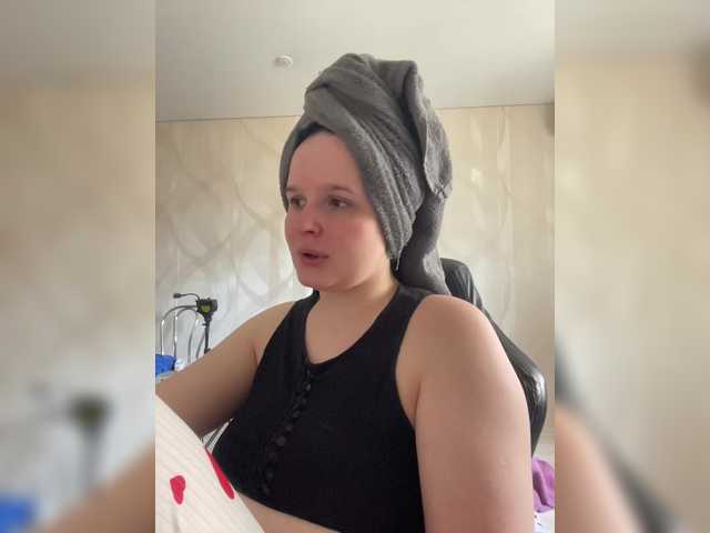 Lizzi-Peach's BongaCams show and profile