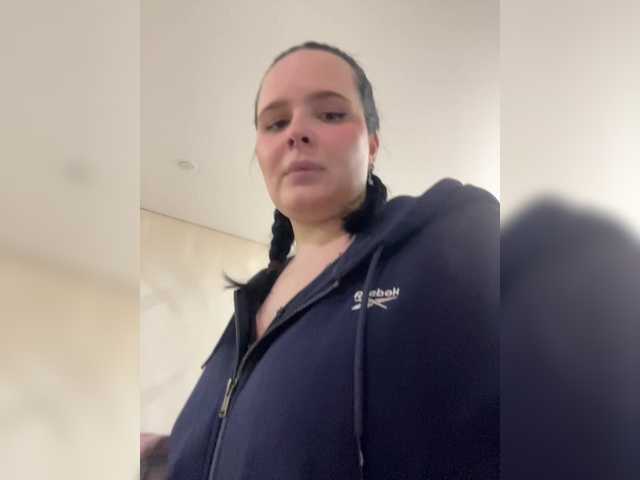 le modèle Lizzi-Peach est en webcam porno dans un show sur le site bongacams, il possède les tags suivants: White/Caucasian,Brunette,Shaved