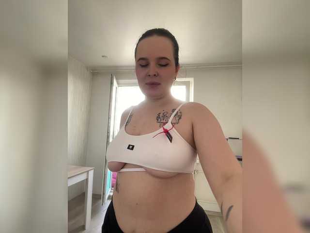 Lizzi-Peach's BongaCams show and profile