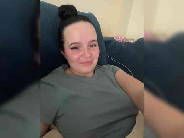 Lizzi-Peach Live Webcam on BongaCams