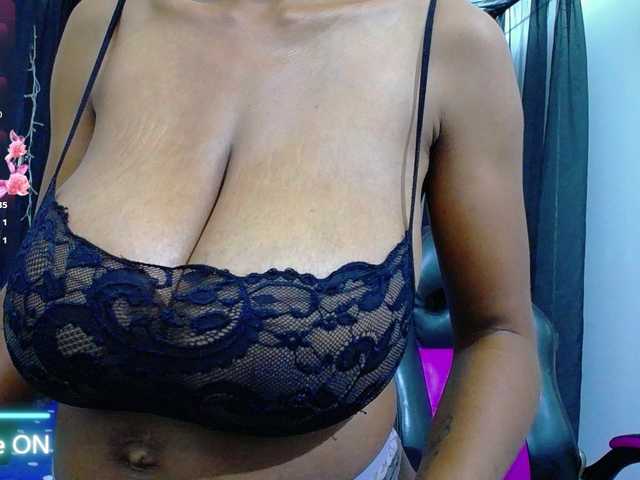 le modèle mia-thommson est en webcam porno dans un show sur le site bongacams, il possède les tags suivants: Ebony,Redhead,Trimmed