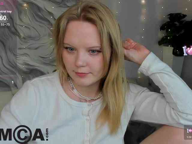 Essie-Fanning webcam