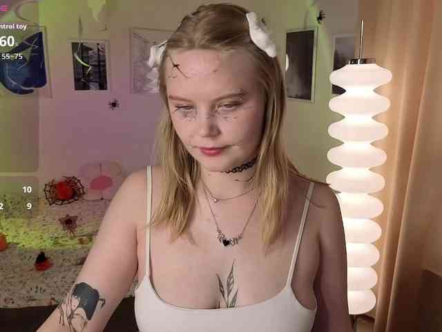 Essie-Fanning webcam