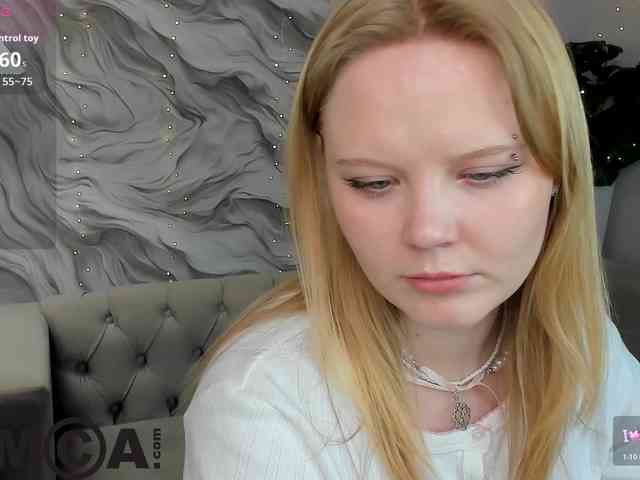 Essie-Fanning webcam