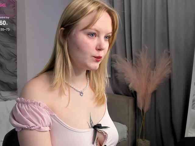 Essie-Fanning webcam