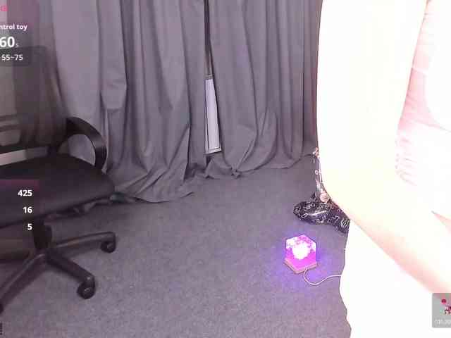 Essie-Fanning webcam