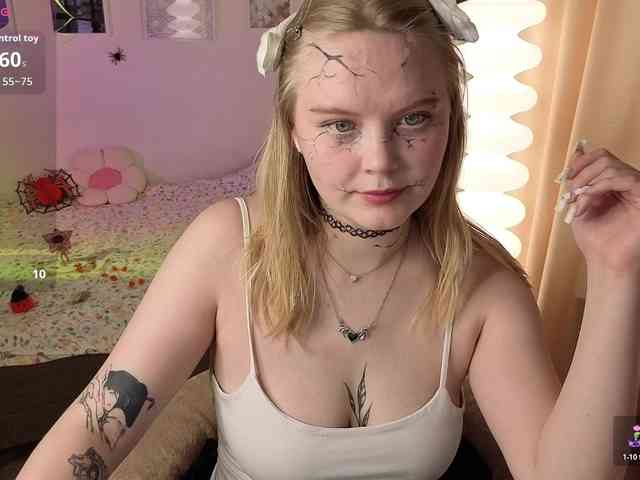 Essie-Fanning webcam