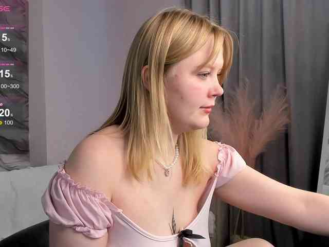 Essie-Fanning webcam