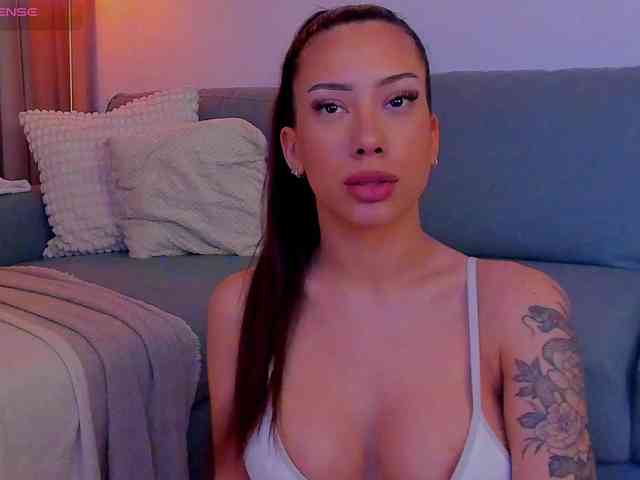 AlessandraCrystal webcam